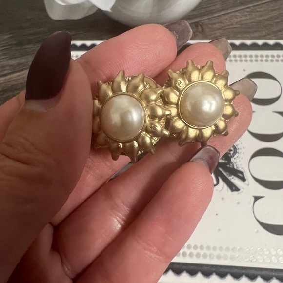 CHANEL Vintage Faux Pearl Gold CC Clip On Earrings - Picture 2 of 11